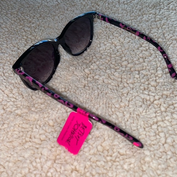 Betsey Johnson- Sunglasses - Picture 4 of 5